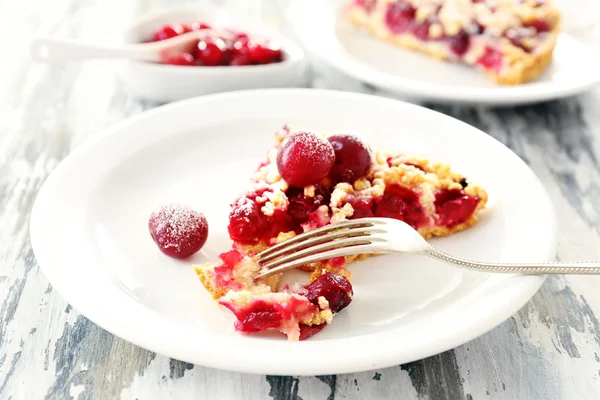 Smakelijk zelfgemaakte taart met kersen op tafel close-up — Stockfoto