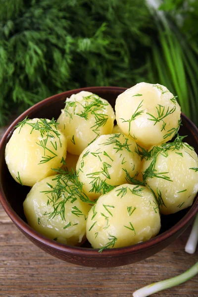 Boiled potatoes with greens in bowl on table close up — Stock Photo, Image