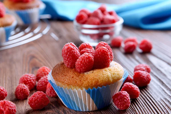 Leckere Cupcake mit Beeren auf dem Tisch aus nächster Nähe — Stockfoto