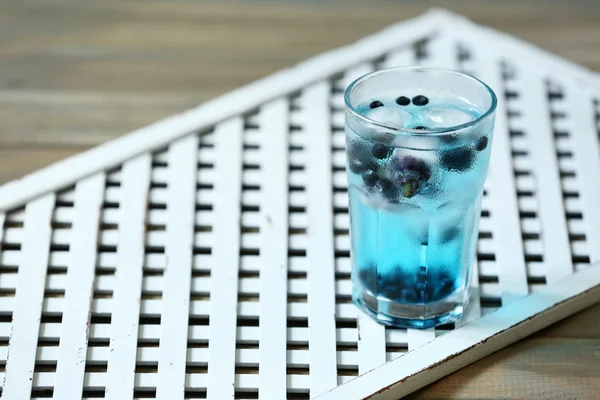 Verre de boisson rafraîchissante froide d'été avec des baies et des glaçons sur la table close up — Photo