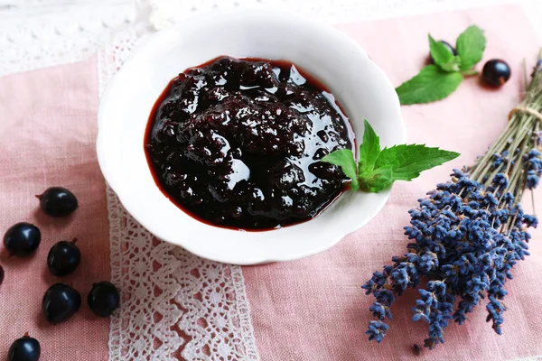 Marmellata di ribes saporita con bacche sul tavolo da vicino — Foto Stock