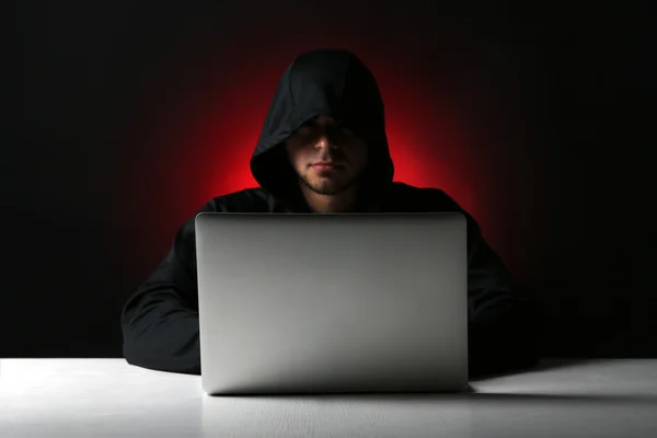 Pirate anonyme avec ordinateur — Photo