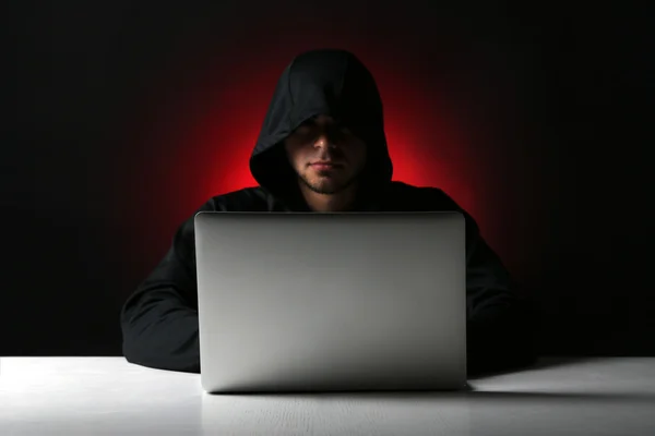 Hacker anonimo con computer — Foto Stock