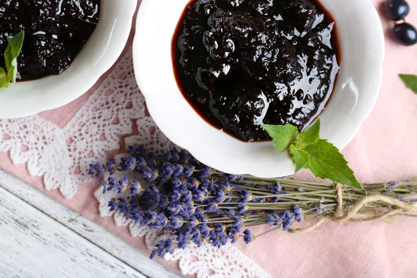 Marmellata di ribes saporita con bacche sul tavolo da vicino — Foto Stock