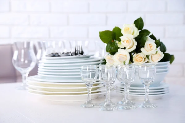 干净的盘子、 玻璃杯和白色桌上的餐具 — 图库照片