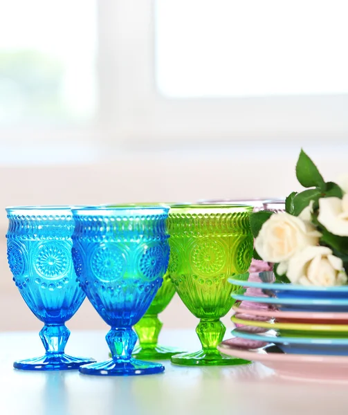 Platos limpios, vasos y cubiertos sobre mesa blanca — Foto de Stock