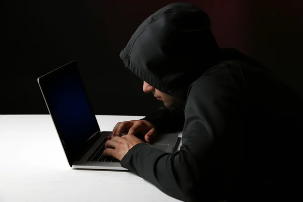 Hacker anónimo con ordenador — Foto de Stock