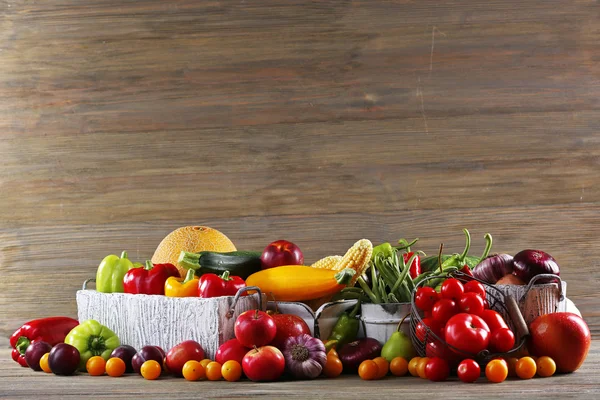 Un mucchio di frutta e verdura fresca su sfondo di legno — Foto Stock