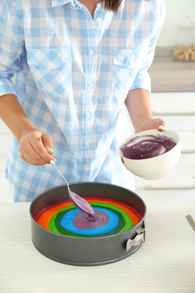 Frau backt Regenbogenkuchen — Stockfoto