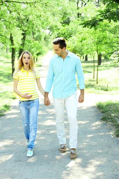 Zwangere vrouw met echtgenoot — Stockfoto