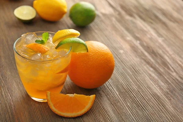 Vaso de zumo de naranja sobre fondo de madera — Foto de Stock