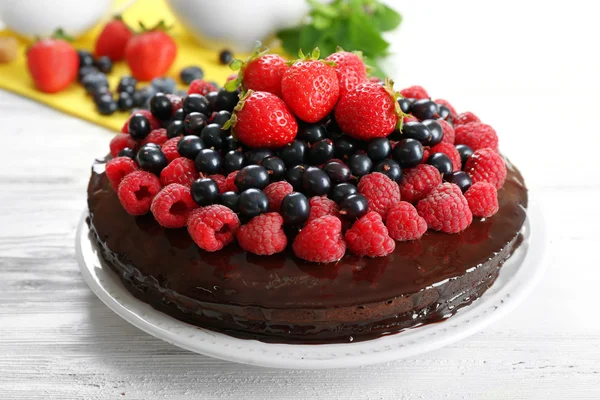 흰색 나무 배경 여름 딸기와 맛 있는 초콜릿 케이크 — 스톡 사진
