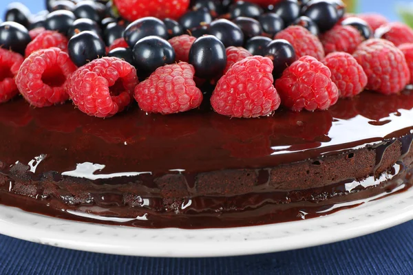 Delicioso bolo de chocolate com bagas de verão, close-up — Fotografia de Stock