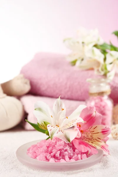 Spa-behandling och blommor på träbord, på ljus bakgrund — Stockfoto