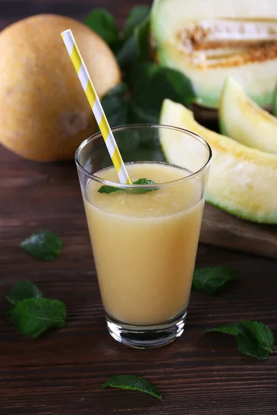 Glas av melon cocktail på trä bakgrund — Stockfoto