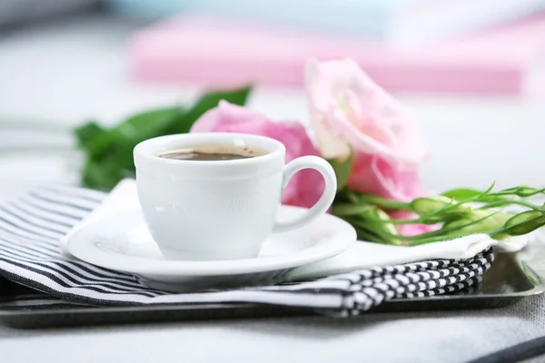 Tasse de café avec des fleurs sur plateau sur canapé dans la chambre — Photo