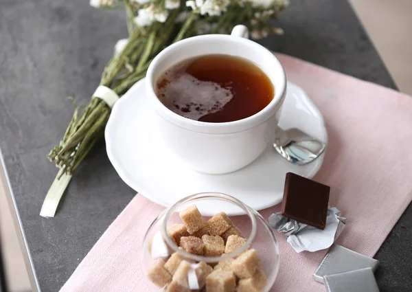 Tasse aromatisierten Kaffee mit Schokolade auf dem Tisch mit Serviette, Nahaufnahme — Stockfoto