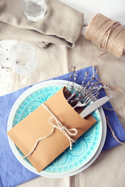 Cenário de mesa com flores de lavanda — Fotografia de Stock