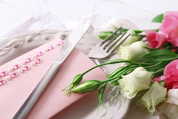 Cenário de mesa com flores de primavera — Fotografia de Stock