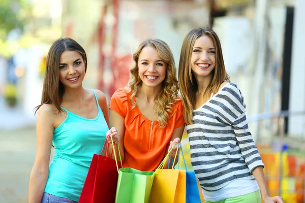 Mulheres com sacos de compras — Fotografia de Stock