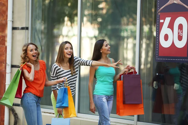 Donne con borse della spesa — Foto Stock