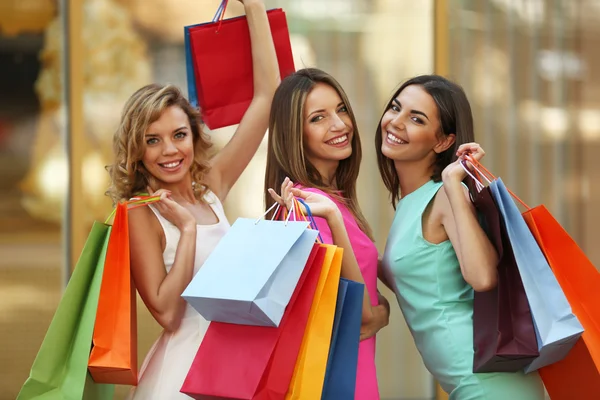 Mujeres con bolsas de compras — Foto de Stock