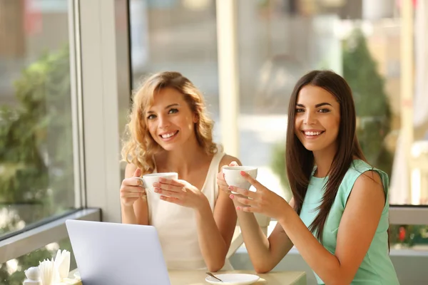 Donne con computer portatile in caffè — Foto Stock