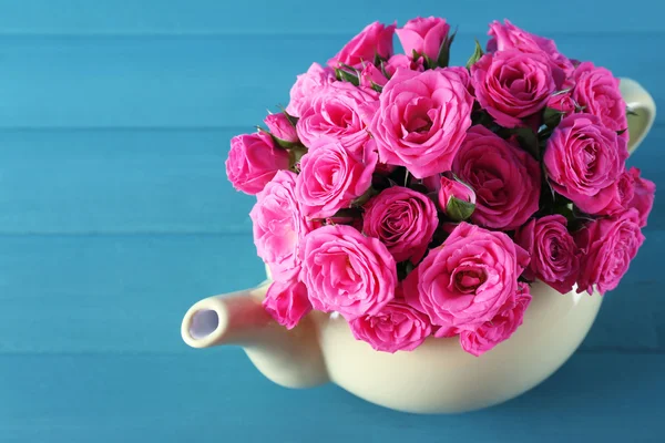 Beautiful roses in teapot — Stock Photo, Image