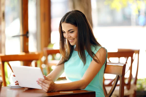 Mujer con tablet digital — Foto de Stock