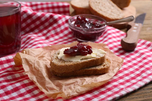 テーブルの上のジャムとバターと新鮮なトーストをクローズ アップ — ストック写真