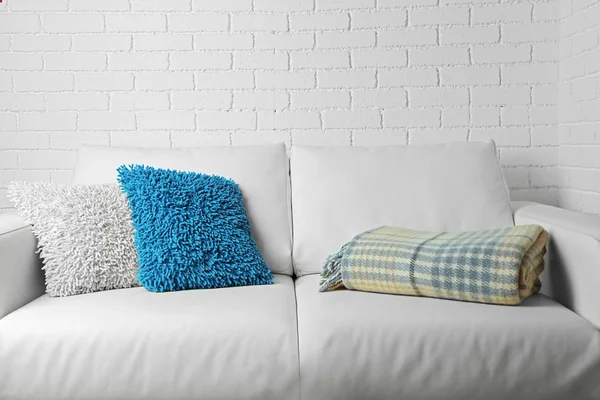 Красочные подушки на диване — стоковое фото