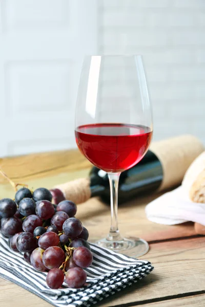 Still life of wine and bread on light background — Stock Photo, Image