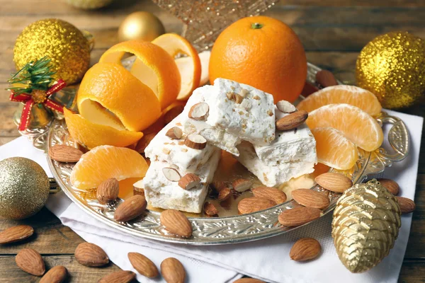 Sladký nugát s pomeranče a Vánoční dekorace na stůl zblízka — Stock fotografie