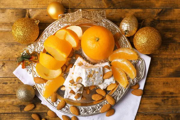 Turrón dulce con naranjas y decoración de Navidad en la mesa de cerca —  Fotos de Stock