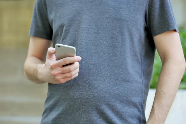 Hombre sosteniendo teléfono móvil inteligente — Foto de Stock