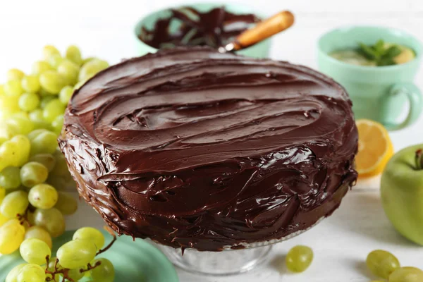 Chutný dort pod čokoládovou polevou — Stock fotografie