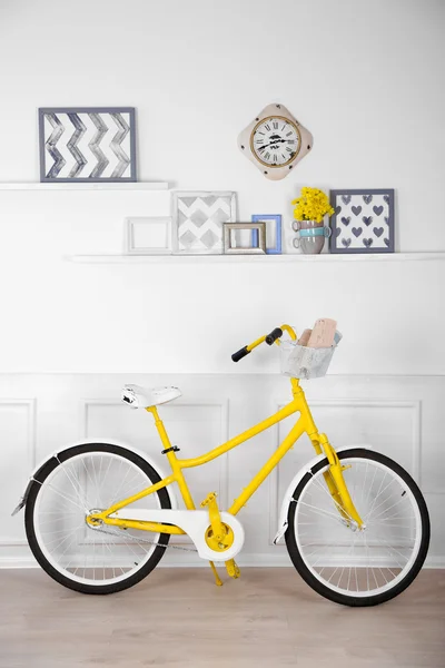 Jaune vélo rétro dans la chambre lumineuse — Photo