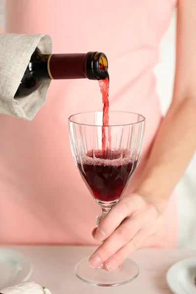 Donna versando vino nel bicchiere — Foto Stock