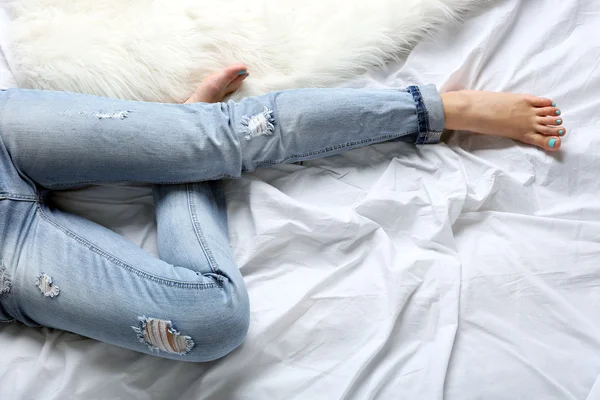 Mulher de jeans azul — Fotografia de Stock