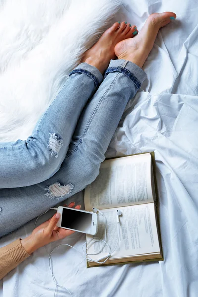 Femme en jeans bleu livre de lecture — Photo