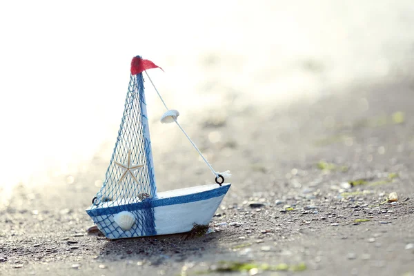 Маленькая яхта на берегу моря — стоковое фото