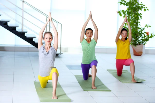 Mujeres jóvenes practicando yoga —  Fotos de Stock