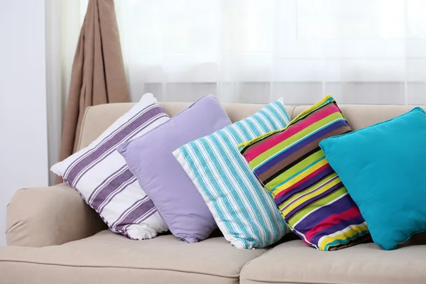 Cómodo sofá con almohadas de colores en la habitación, de cerca — Foto de Stock