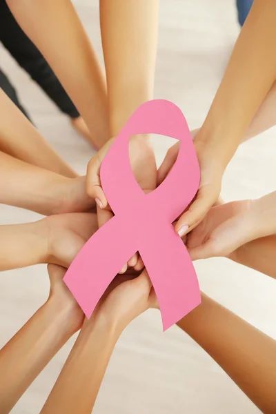 Händer som håller bröst cancer symbol — Stockfoto
