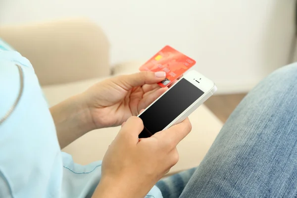 Mujer usando banca móvil, primer plano —  Fotos de Stock