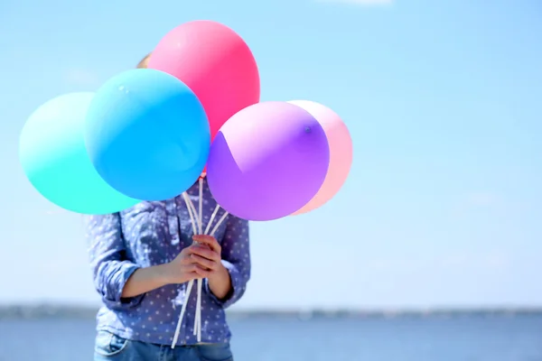 Flicka som håller ballonger — Stockfoto