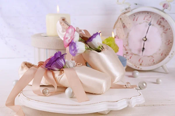 Mooie compositie van ballet schoenen, kaarsen, bloemen en kisten, close-up — Stockfoto