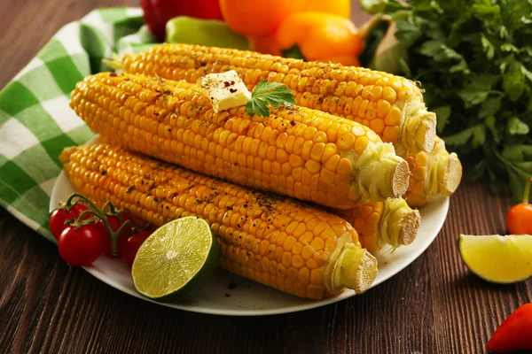 Gegrilde maïs geserveerd — Stockfoto