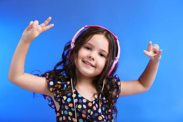 Glückliches kleines Mädchen im farbenfrohen Shir — Stockfoto