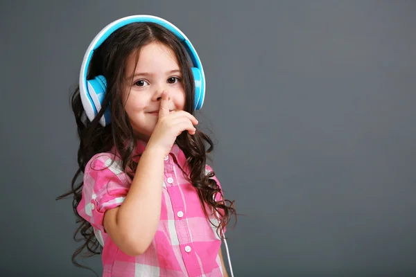 Kleines Mädchen hört Musik mit Kopfhörern — Stockfoto